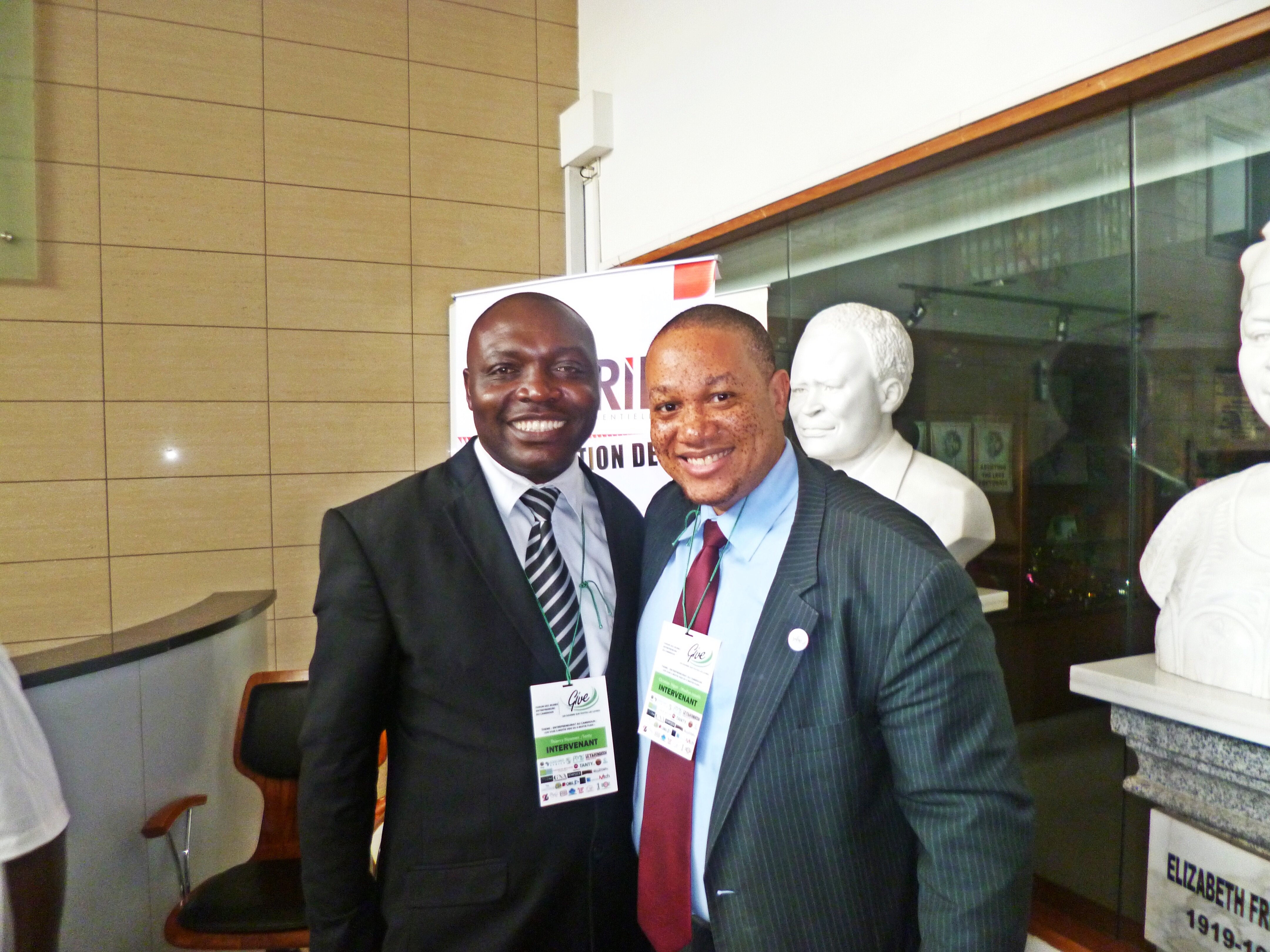 M. Christian NGAN (PDG de Madlyn Cazalis Group) et M. Thierry NYAMEN (PDG de NT Foods / TANTY) au Forum des Jeunes Entrepreneurs du Cameroun